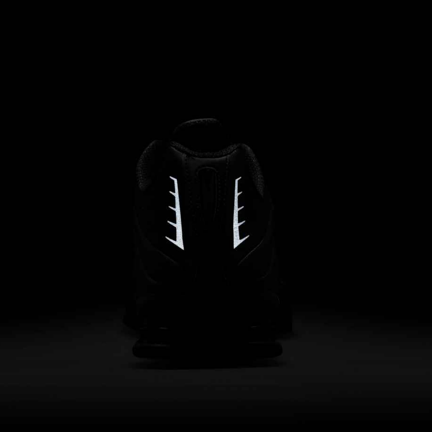 HQ1988-001 - NIKE SHOX R4