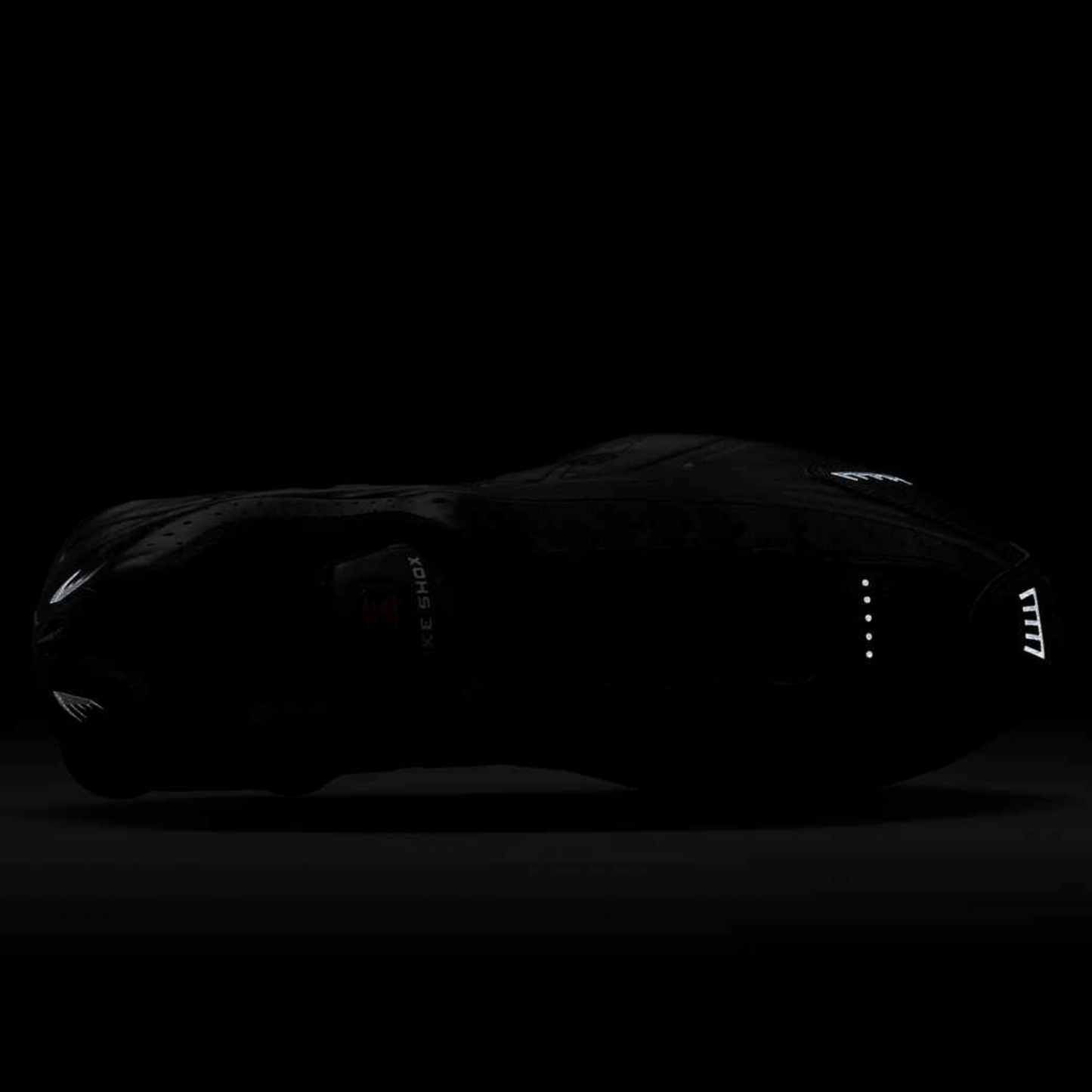 HQ1988-001 - NIKE SHOX R4