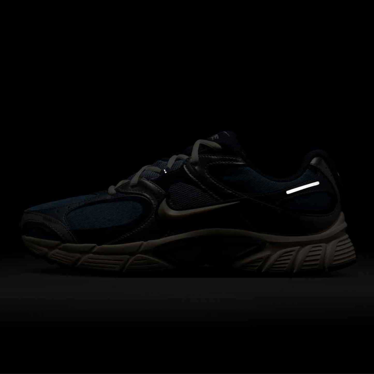 IH3649-006 - NIKE V5 RNR SE XMFW